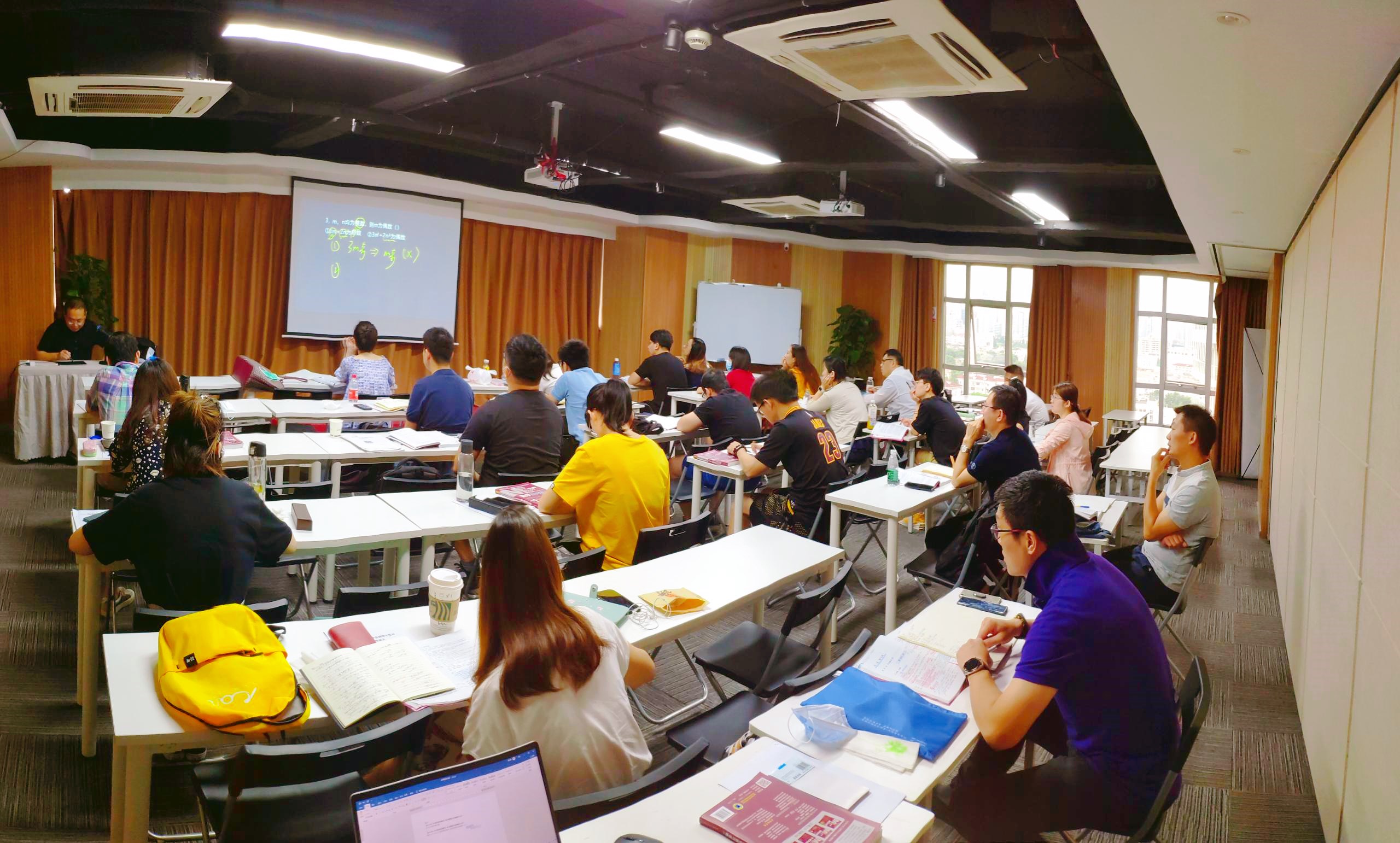为集群企业提供行业信息、专业培训等服务